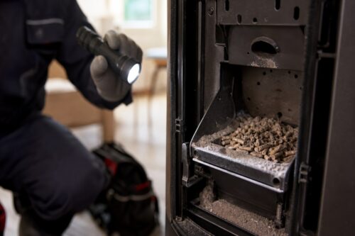 Pellets non brûlés accumulés dans le brûleur d’un poêle à granulés