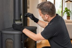 Technicien qui inspecte le conduit d’un poêle à bois