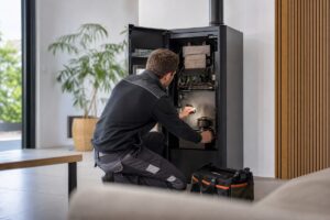 Technicien contrôlant un poêle à granulés ouvert après un code erreur