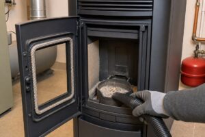 Poêle à granulés ouvert pour contrôle du brasero avant dépannage