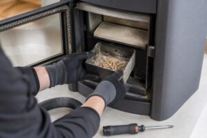 Sacs de pellets près d’un poêle à granulés avant vérification du combustible