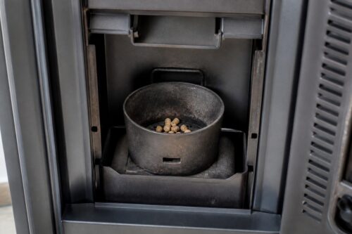 Creuset presque vide d’un poêle à granulés arrêté