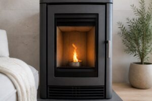 Flamme encore visible et grille de ventilation sur un poêle à granulés en cours d'arrêt