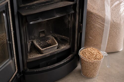 Contrôle de pellets avant remplissage du poêle à granulés