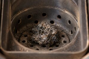 Dépôt compact de mâchefer dans le creuset froid d’un poêle à granulés