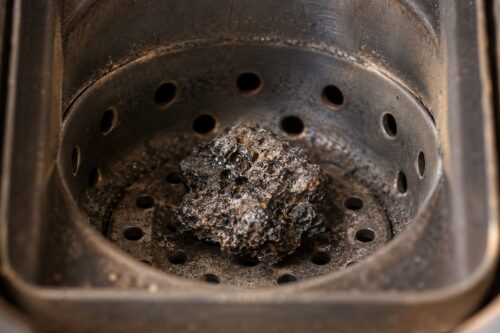 Dépôt compact de mâchefer dans le creuset froid d’un poêle à granulés